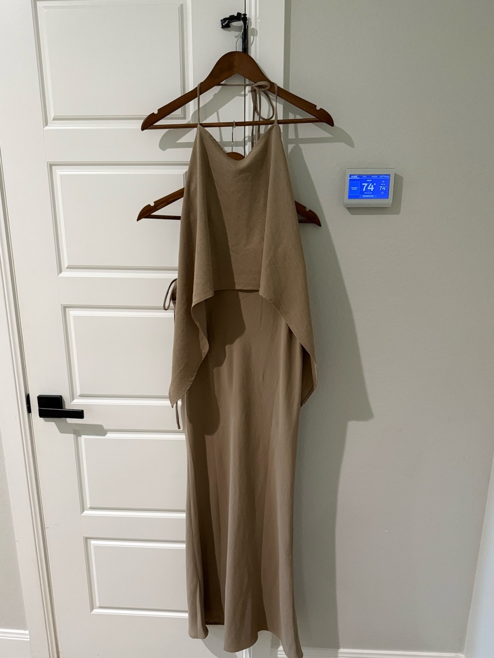 PrettyLittleThing floaty woven maxi skirt and split hem spaghetti strap top set - Picture 6 of 7